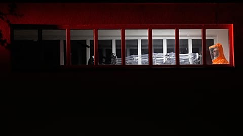 Νοσοκομείο και υγειονομικό προσωπικό με αντιιικές στολές για τον ιό Έμπολα.