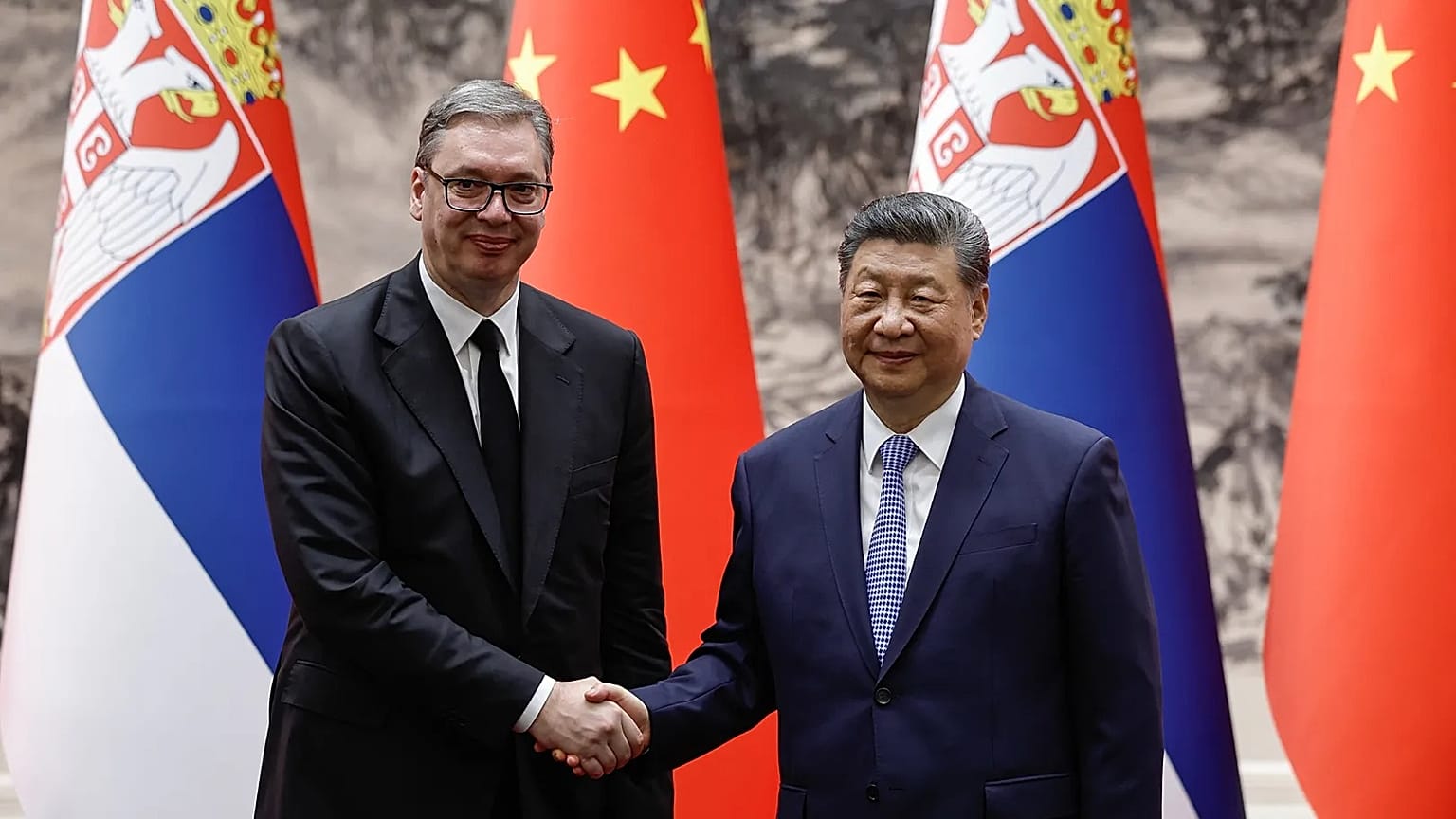 Le président chinois Xi Jinping et le président serbe Aleksandar Vučić se serrent la main après une cérémonie de signature au Grand Hall du Peuple, à Pékin, lundi 25 mai 2026