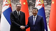 Le président chinois Xi Jinping et le président serbe Aleksandar Vučić se serrent la main après une cérémonie de signature au Grand Hall du Peuple, à Pékin, lundi 25 mai 2026