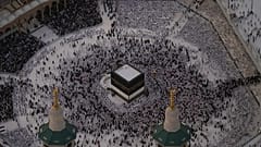 Des pèlerins musulmans tournent autour de la Kaaba à la Grande Mosquée de La Mecque, le dimanche 24 mai 2026