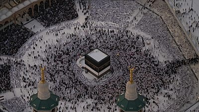 I pellegrini musulmani compiono il giro rituale attorno alla Kaaba nella Grande Moschea alla Mecca, il 24 maggio 2026
