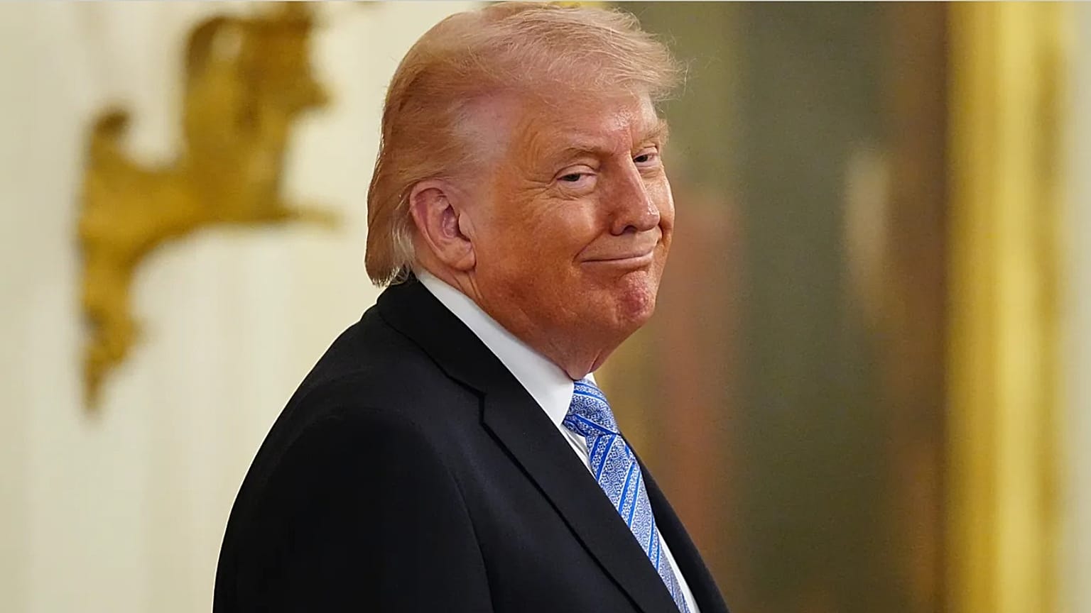 ABD Başkanı Donald Trump, 4 Mayıs 2026'da Washington'daki Beyaz Saray'da, Doğu Odası'nda küçük işletme sahipleriyle yapılan bir etkinlikte gülümsüyor