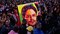 Sostenitori del candidato presidenziale Iván Cepeda, della coalizione di governo Pacto Histórico, reggono uno striscione con la sua immagine durante un comizio a Bogotá