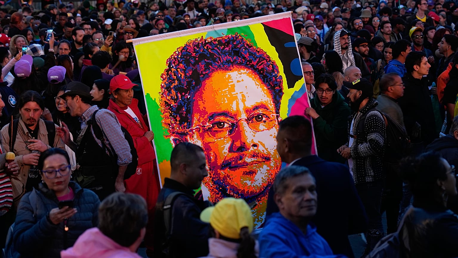 Simpatizantes del candidato presidencial Iván Cepeda, de la coalición gobernante Pacto Histórico, sostienen una pancarta con su imagen durante un mitin de campaña en Bogotá
