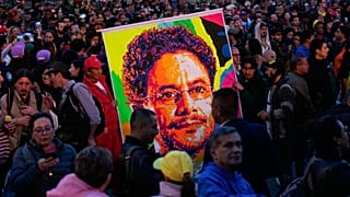 Anhänger des Präsidentschaftskandidaten Iván Cepeda aus dem regierenden Bündnis Pacto Histórico halten bei einer Wahlkampfkundgebung in Bogotá ein Banner mit seinem Porträt.