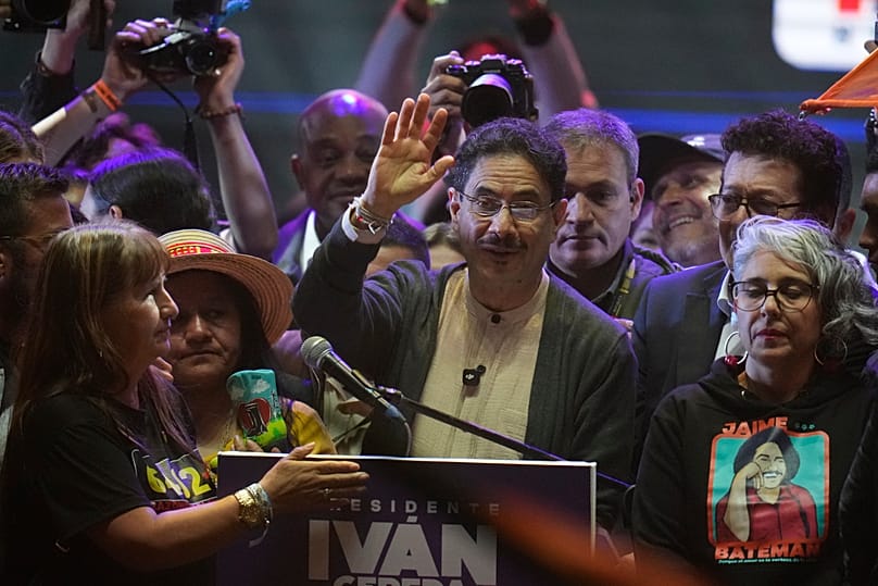 El senador Iván Cepeda, candidato presidencial de la coalición gobernante Pacto Histórico, saluda a sus seguidores durante un mitin de campaña en Bogotá, Colombia