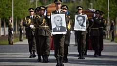 Cérémonie de réinhumation des restes du chef militaire ukrainien du XXe siècle Andrii Melnyk, région de Kyiv, 25 mai 2026