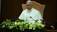 البابا ليو الرابع عشر يحضر عرض أول رسالة بابوية له بعنوان "Magnifica humanitas: حول حماية الإنسان في زمن الذكاء الاصطناعي" في الفاتيكان، الاثنين 25 مايو 2026. (صورة: AP/Alessa