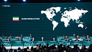 تم تسجيل غياب إيران بينما يقوم الأمين العام للفيفا ماتياس غرافستروم، الرابع من الأمام إلى اليسار، بإجراء عملية التحقق من الأسماء خلال مؤتمر الفيفا السادس والسبعين في فانكوفر، 