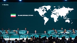 تم تسجيل غياب إيران بينما يقوم الأمين العام للفيفا ماتياس غرافستروم، الرابع من الأمام إلى اليسار، بإجراء عملية التحقق من الأسماء خلال مؤتمر الفيفا السادس والسبعين في فانكوفر، 