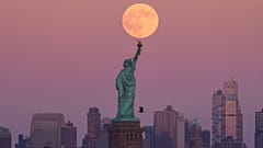 Freiheitsstatue vor der Skyline von Brooklyn in New York