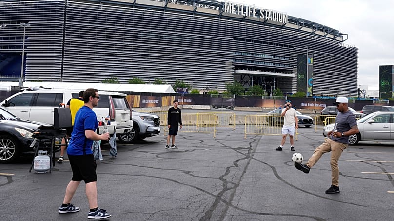Tifosi giocano con un pallone da calcio fuori dal MetLife Stadium a East Rutherford, nel New Jersey 