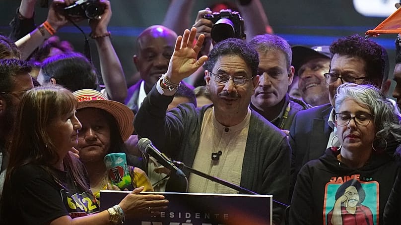 Senator Iván Cepeda, Präsidentschaftskandidat der regierenden Koalition Pacto Histórico, grüßt seine Anhängerinnen und Anhänger bei einer Wahlkampfkundgebung in Bogotá, Kolumbien