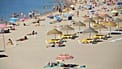 Pessoas visitam a praia em Oeiras, nos arredores de Lisboa, na quarta-feira, 15 de julho de 2020. 