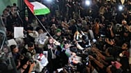 ناشطون كانوا على متن أسطول سومود العالمي واحتجزتهم السلطات الإسرائيلية لدى وصولهم إلى مطار سوكارنو هاتا الدولي في تانجيرانج، إندونيسيا، يوم الأحد 24 مايو 2026. (صورة من وكالة 