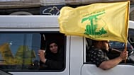 نازحون يرفعون علم حزب الله أثناء عودتهم إلى قراهم بعد وقف إطلاق النار بين إسرائيل والحزب، في بلدة زفتا جنوب لبنان، في 17 أبريل 2026.