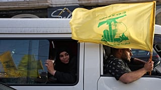 نازحون يرفعون علم حزب الله أثناء عودتهم إلى قراهم بعد وقف إطلاق النار بين إسرائيل والحزب، في بلدة زفتا جنوب لبنان، في 17 أبريل 2026.