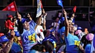 Unos simpatizantes arropan a la derechista Paloma Valencia, candidata presidencial del Partido Centro Democrático, en un mitin electoral en Bogotá el 24 de mayo