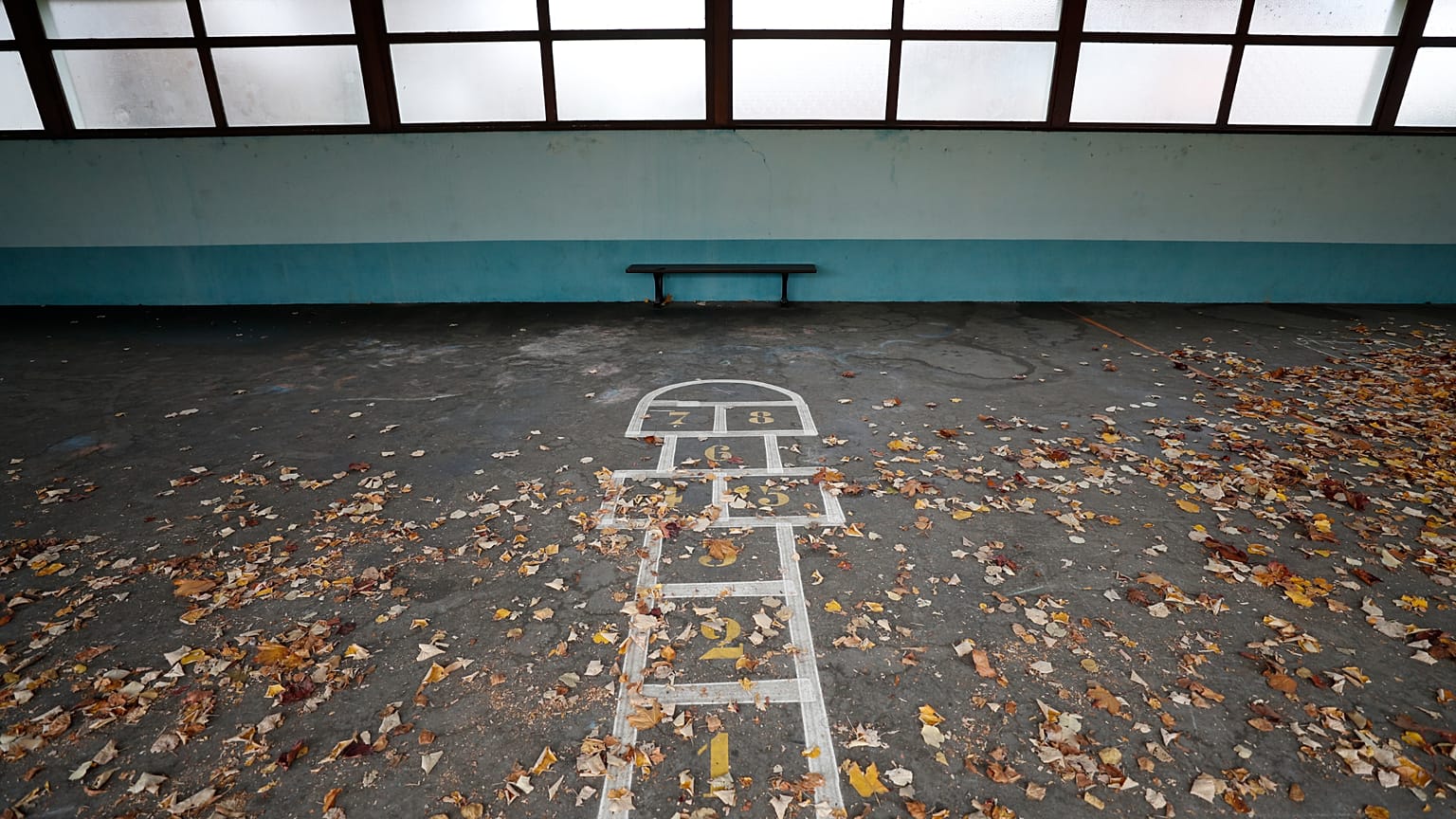 La cour de récréation d'une école de Strasbourg, dans l'est de la France, le lundi 2 novembre 2020.