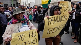 Manifestantes antigubernamentales portan pancartas con la inscripción "renuncia Rodrigo", en referencia al presidente Rodrigo Paz, en La Paz, Bolivia.