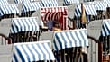 Wczasowicz w koszu plażowym na plaży w Lübeck-Travemünde nad Morzem Bałtyckim (zdjęcie ilustracyjne)