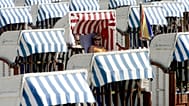 Veraneante numa cadeira de praia na praia de Lübeck-Travemünde, no mar Báltico (imagem ilustrativa)