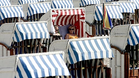 Holidaymaker in a wicker beach chair on the beach at Lübeck-Travemünde on the Baltic Sea (file photo)