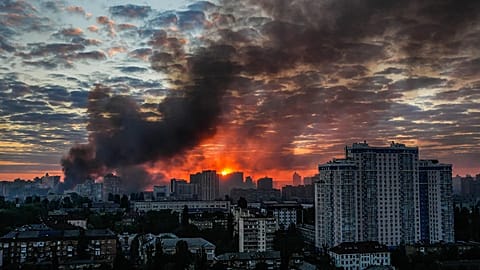 Καπνός υψώνεται πάνω από την πόλη την ανατολή του ηλίου μετά από σφοδρή ρωσική αεροπορική επίθεση στο Κίεβο, 24 Μαΐου 2026
