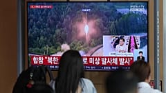 Una pantalla de televisión muestra una noticia sobre un proyectil no identificado de Corea del Norte en la estación central de tren de Seúl, 26 de mayo de 2026