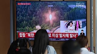 Ekran telewizora na głównym dworcu kolejowym w Seulu pokazuje materiał o niezidentyfikowanym pocisku Korei Północnej, 26 maja 2026 r.