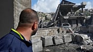 رجل يتفقد منزلًا مدمّرًا بعد غارة إسرائيلية في بلدة السكسكية جنوب لبنان، الجمعة 27 آذار/مارس 2026.