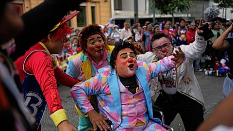 Des clowns participent aux célébrations de la Journée nationale des clowns à Lima
