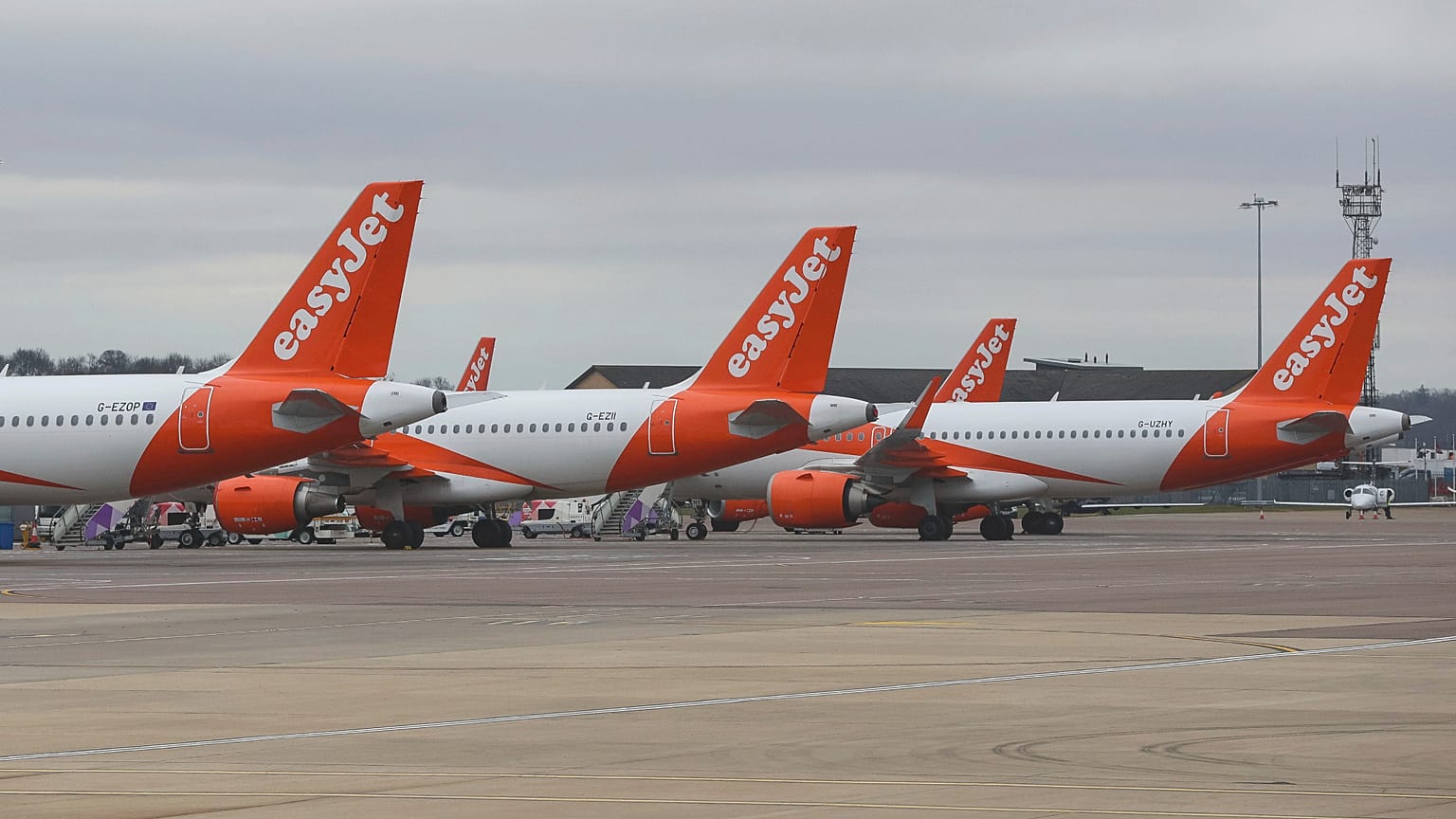ARCHIVES. Des avions EasyJet stationnés sur le tarmac de l'aéroport de Luton, dans le Bedfordshire, en Angleterre, en mars 2020