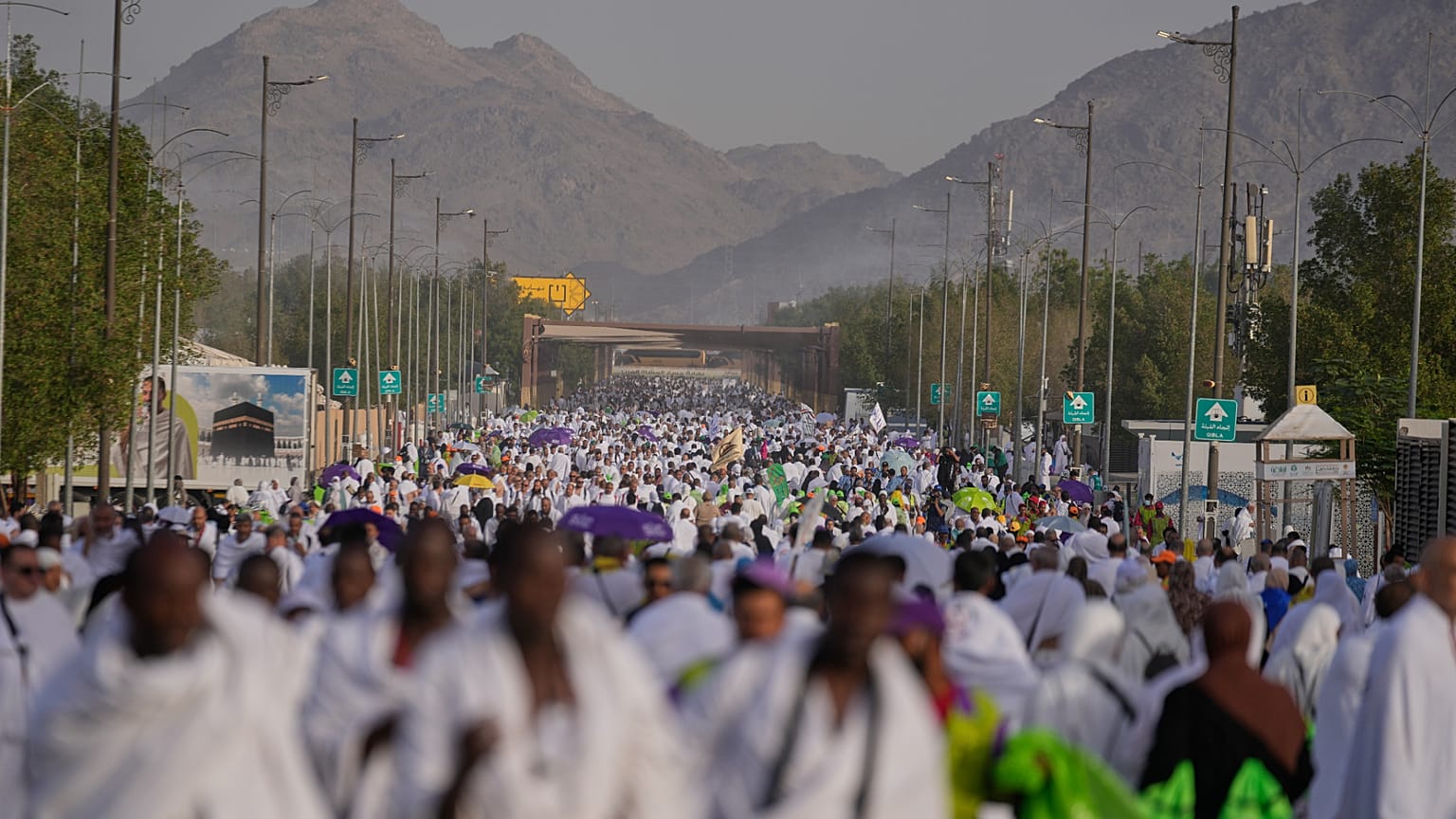 Des pèlerins musulmans se rendent vers la colline rocheuse dite mont de la Miséricorde, sur la plaine d’Arafat, lors du hajj annuel près de La Mecque