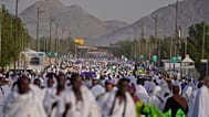 Des pèlerins musulmans se rendent vers la colline rocheuse dite mont de la Miséricorde, sur la plaine d’Arafat, lors du hajj annuel près de La Mecque