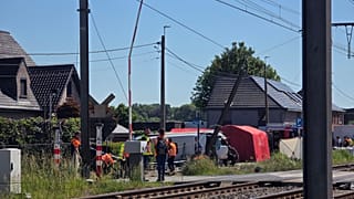 Equipas de socorro no local de um acidente entre um comboio e um veículo em Buggenhout, na Bélgica, na terça-feira, 26 de maio de 2026. (AP Photo/Koen Baten)