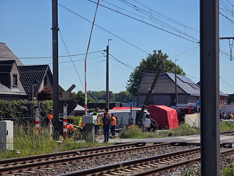 Equipas de socorro no local do acidente entre um comboio e um veículo em Buggenhout, na Bélgica, na terça-feira, 26 de maio de 2026. (AP Photo/Koen Baten)