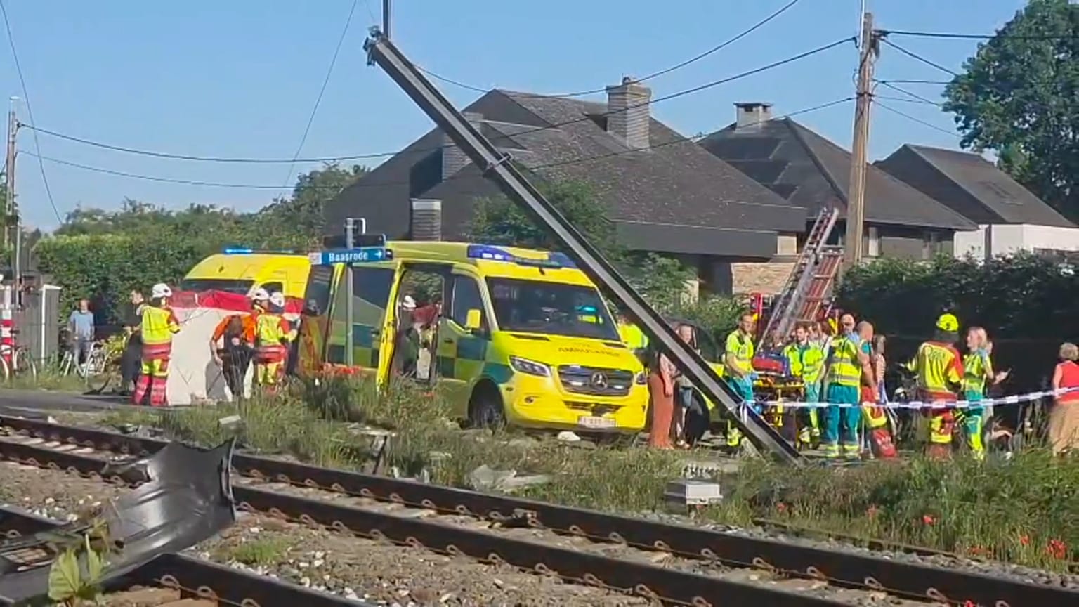 Los equipos de rescate en el lugar de un accidente entre un tren y un vehículo en Buggenhout, Bélgica, el martes 26 de mayo de 2026.