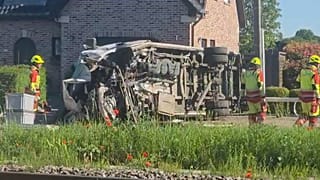 Image tirée d'une vidéo montrant les secouristes sur les lieux d'une collision entre un train et un véhicule à Buggenhout, en Belgique, le mardi 26 mai 2026.