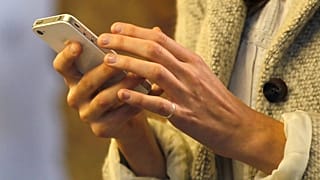  في هذه الصورة المؤرخة في 14 تشرين الثاني/نوفمبر 2012، تظهر امرأة تستخدم هاتفها الذكي في وسط لندن