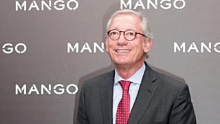 Isak Andic, fundador de la marca de moda catalana Mango, llega al desfile de moda Otoño-Invierno 2011 de Mango en París, en una foto de archivo del martes 17 de mayo de 2011.