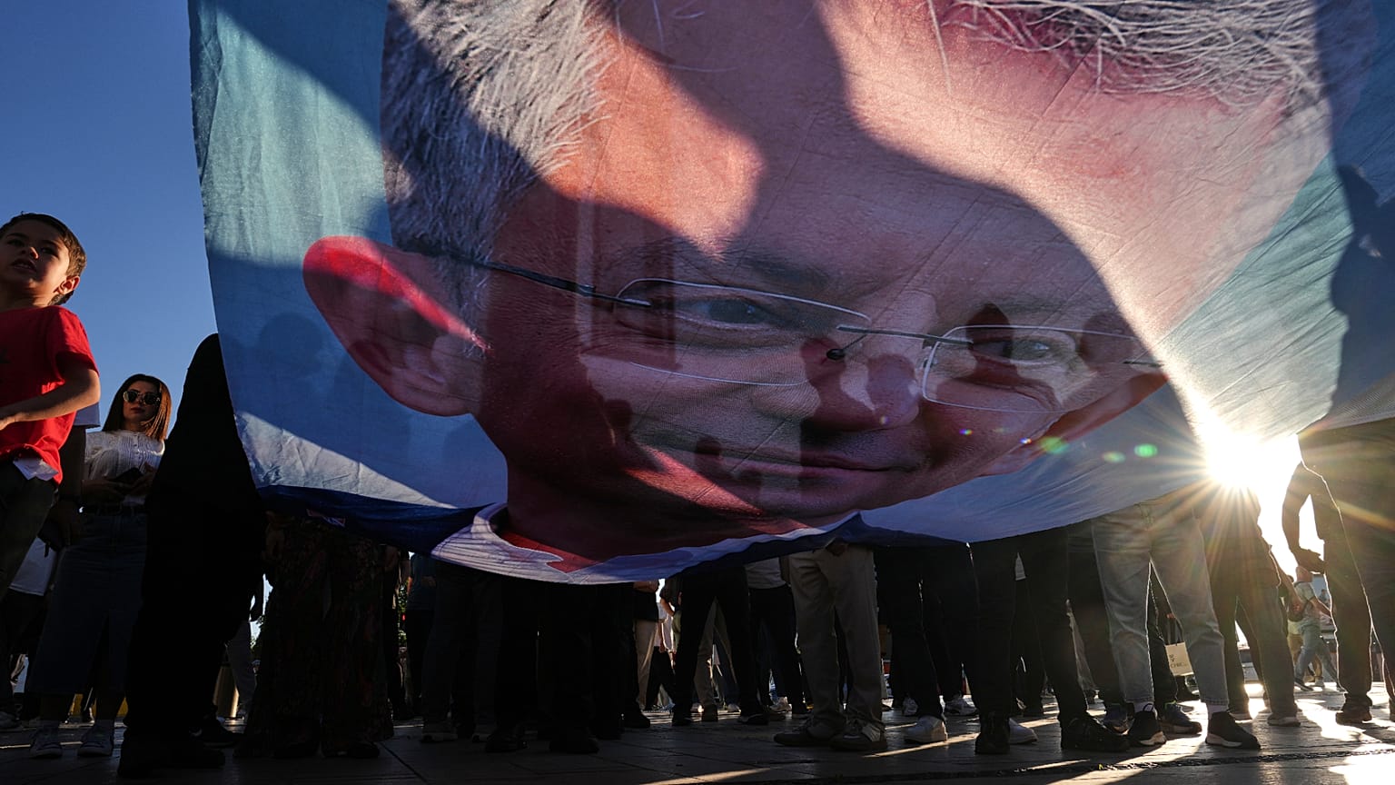 ARŞİV: İstanbul’da, 25 Mayıs 2026 Pazartesi günü düzenlenen destek mitinginde insanlar, CHP CHP Genel Başkanı Özgür Özel’in fotoğrafını taşıyor.