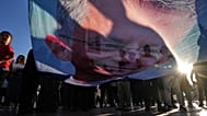 ARŞİV: İstanbul’da, 25 Mayıs 2026 Pazartesi günü düzenlenen destek mitinginde insanlar, CHP CHP Genel Başkanı Özgür Özel’in fotoğrafını taşıyor.