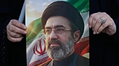 امرأة ترفع صورة للمرشد الأعلى الإيراني مجتبى خامنئي خلال تجمع في طهران، الأربعاء 29 نيسان/أبريل 2026.