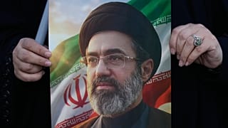 امرأة ترفع صورة للمرشد الأعلى الإيراني مجتبى خامنئي خلال تجمع في طهران، الأربعاء 29 نيسان/أبريل 2026.