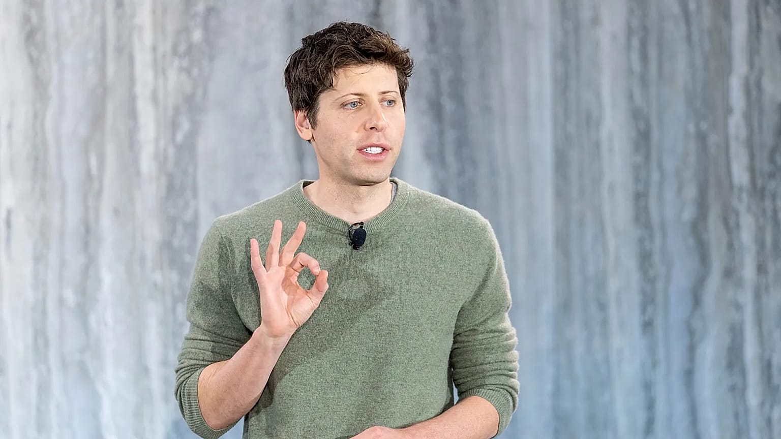 El consejero delegado de OpenAI, Sam Altman, habla con periodistas durante la presentación de la integración del buscador Microsoft Bing y el navegador Edge con OpenAI