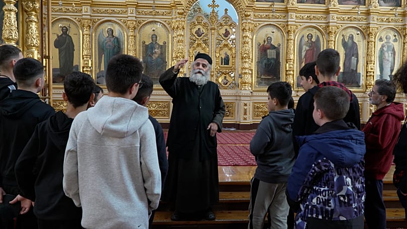 Ο Πατέρας Φιλήμων με τους μαθητές