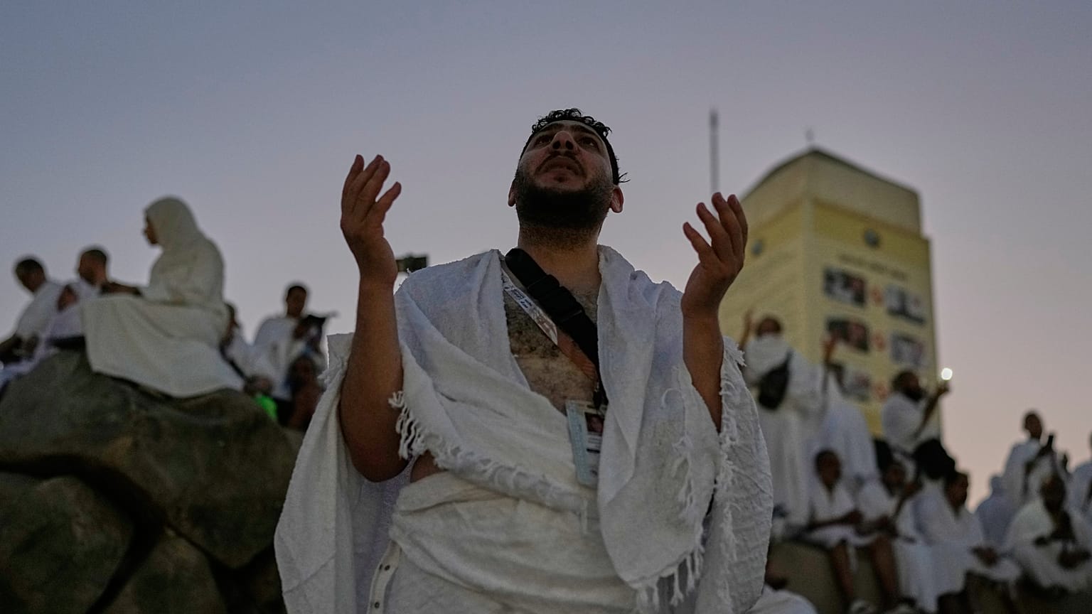 حاج مسلم يصلي على قمة التل الصخري المعروف بجبل الرحمة، في سهل عرفات، خلال الحج السنوي بالقرب من مدينة مكة المكرمة بالمملكة العربية السعودية، الثلاثاء 26 مايو 2026. 