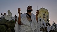حاج مسلم يصلي على قمة التل الصخري المعروف بجبل الرحمة، في سهل عرفات، خلال الحج السنوي بالقرب من مدينة مكة المكرمة بالمملكة العربية السعودية، الثلاثاء 26 مايو 2026. 