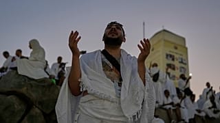 حاج مسلم يصلي على قمة التل الصخري المعروف بجبل الرحمة، في سهل عرفات، خلال الحج السنوي بالقرب من مدينة مكة المكرمة بالمملكة العربية السعودية، الثلاثاء 26 مايو 2026. 